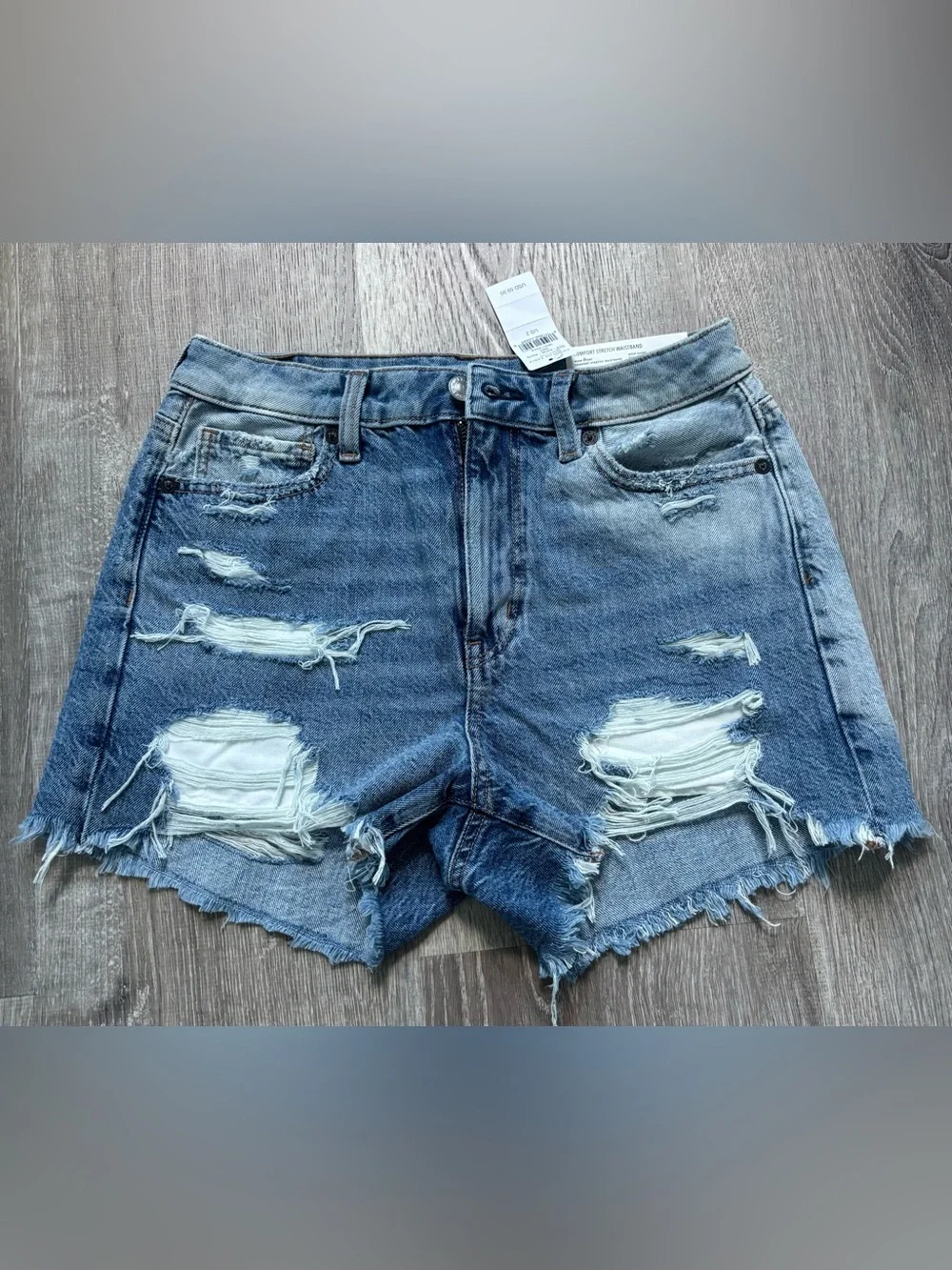 NWT American Eagle Outfitters Mom Short Blue Denim Shorts Size 26/2 - Picture 1 of 3